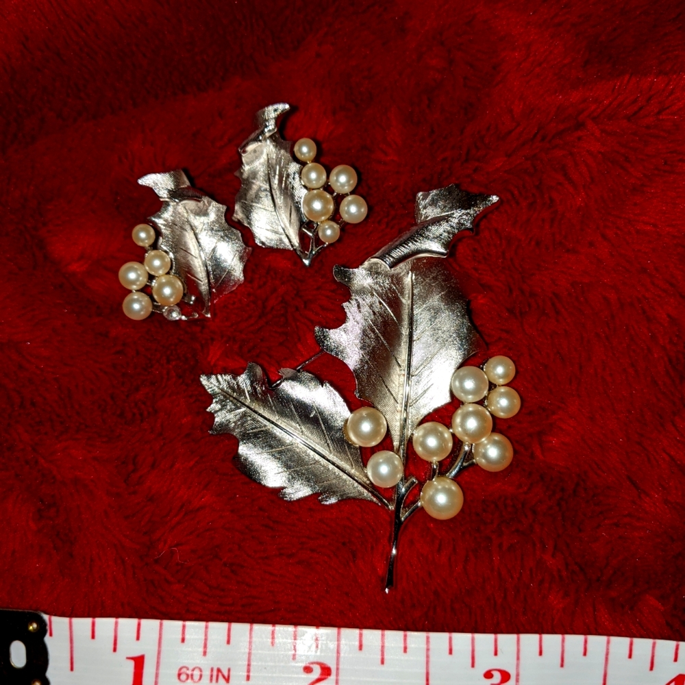 Trifari vintage brooch and clip-on earrings